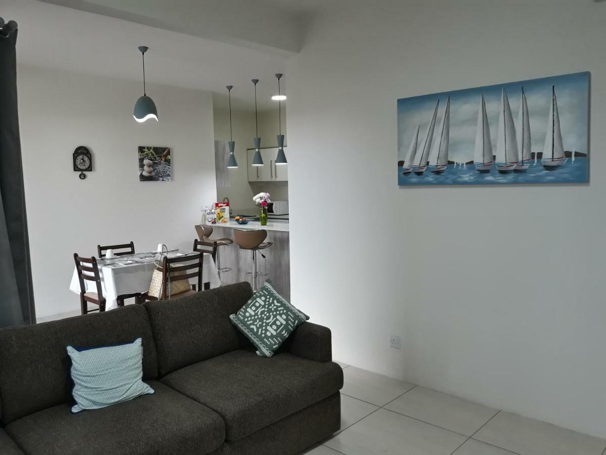 2 Bedroom Flat 15 Mins Walk From Flic En Flac Beach ภายนอก รูปภาพ